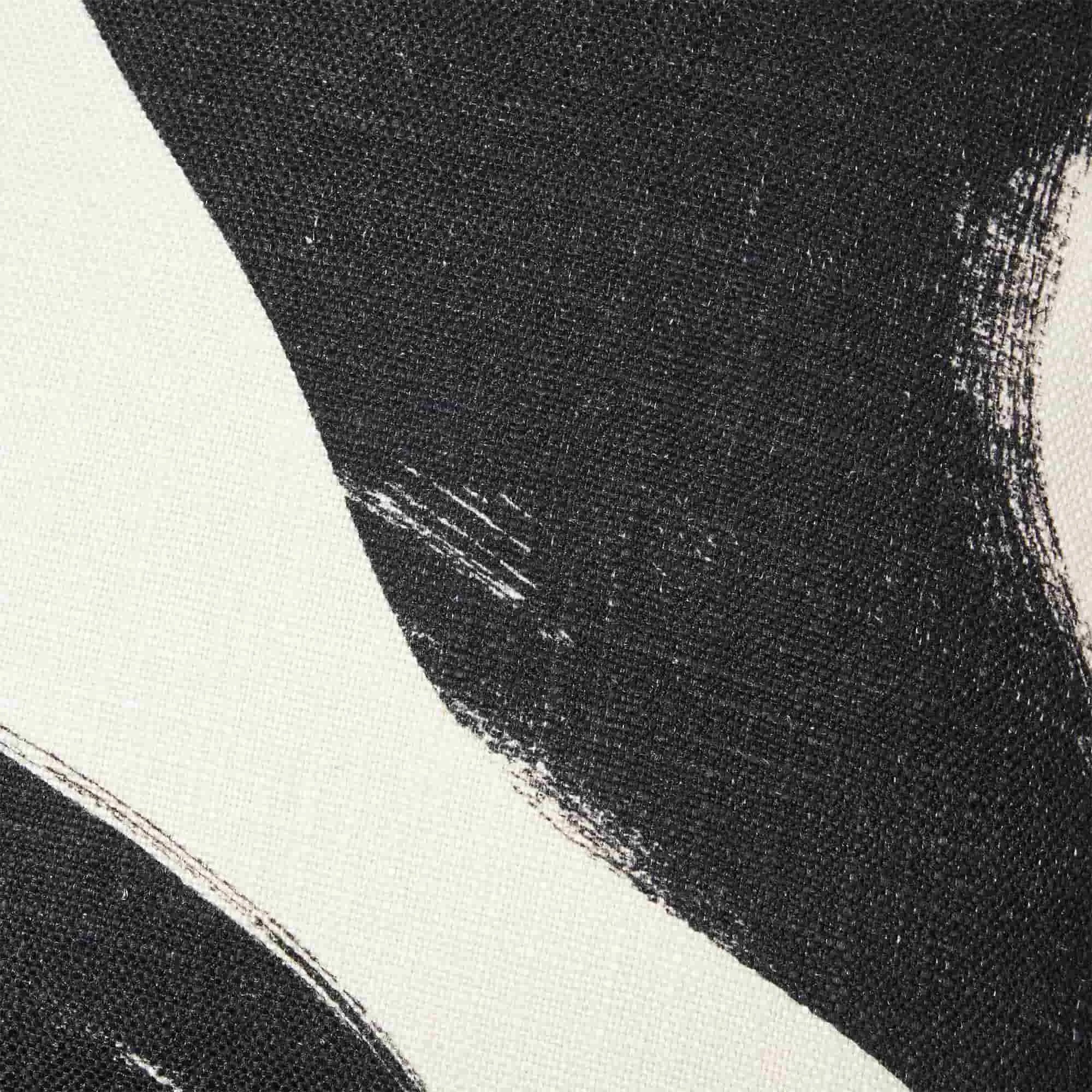 غطاء وسادة بطباعة مموجة باللون الأسود
