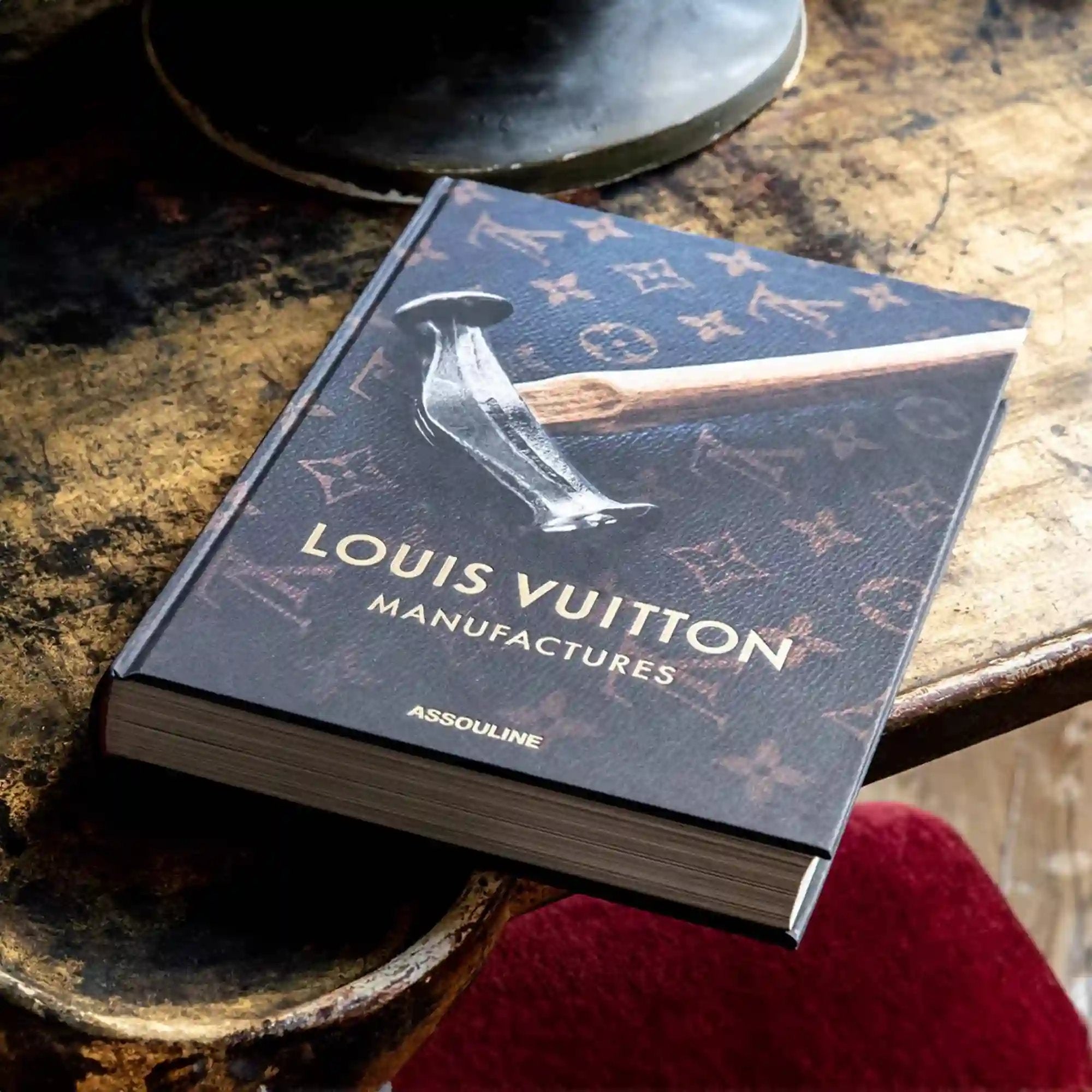 كتاب مصانع لويس فويتون